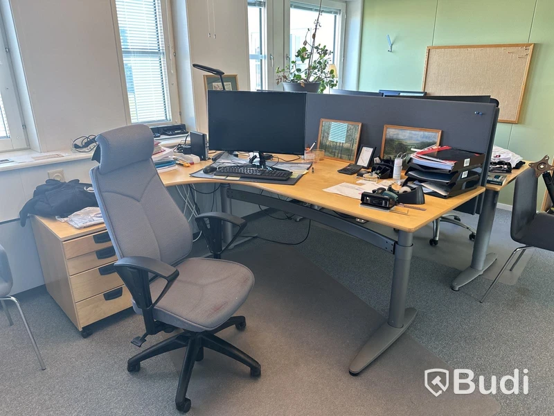 2 st höj- och sänkbara skrivbord, kontorsstolar, datorskärmar Samsung, jalusiskåp