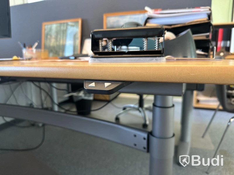 2 st höj- och sänkbara skrivbord, kontorsstolar, datorskärmar Samsung, jalusiskåp