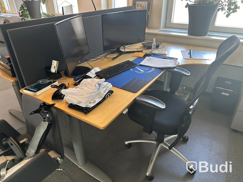2 st höj- och sänkbara skrivbord, kontorsstolar, datorskärmar Samsung, jalusiskåp