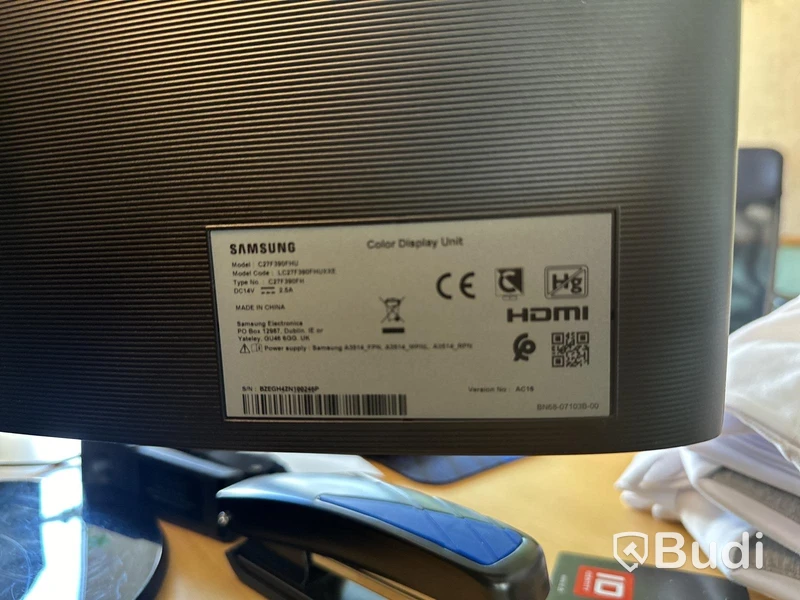2 st höj- och sänkbara skrivbord, kontorsstolar, datorskärmar Samsung, jalusiskåp