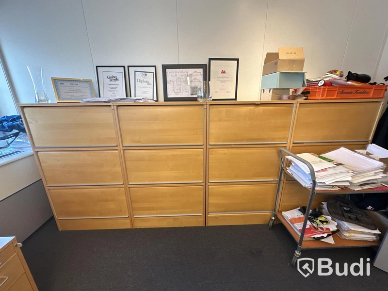 Höj- och sänkbart skrivbord Kinnarps, kontorsstol Kinnarps, 4 jalusiskåp, datorskärmar Philips 273E