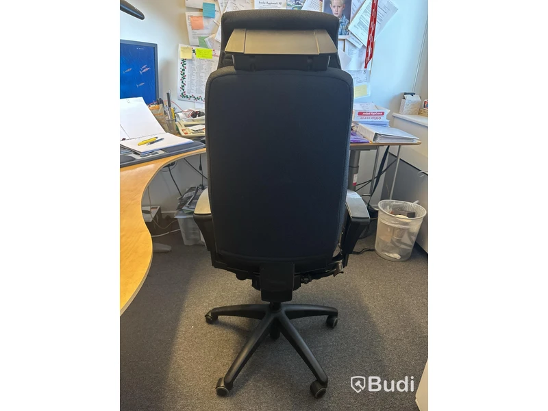 Höj- och sänkbart skrivbord Kinnarps, kontorsstol Kinnarps, 4 jalusiskåp, datorskärmar Philips 273E