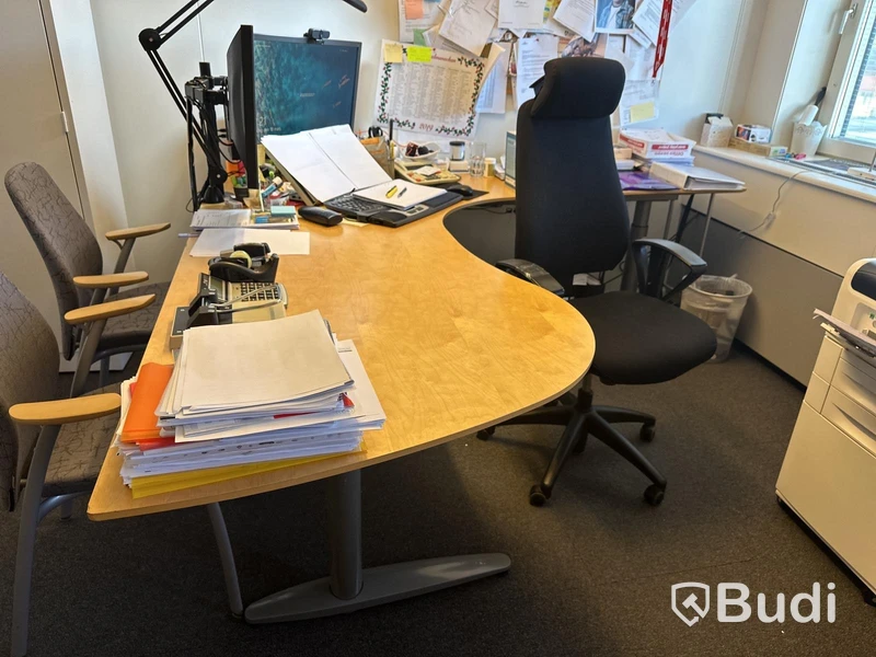 Höj- och sänkbart skrivbord Kinnarps, kontorsstol Kinnarps, 4 jalusiskåp, datorskärmar Philips 273E