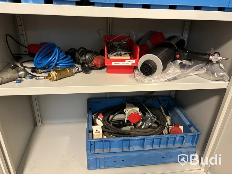Verkstadsskåp inklusive innehåll