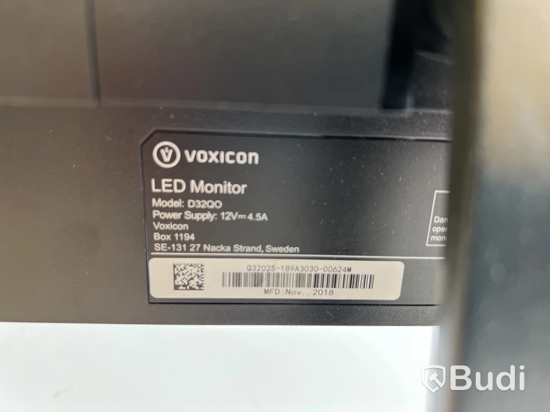 Datorskärm Voxicon D32QO inkl. strömkabel. OBS! Repad skärm.