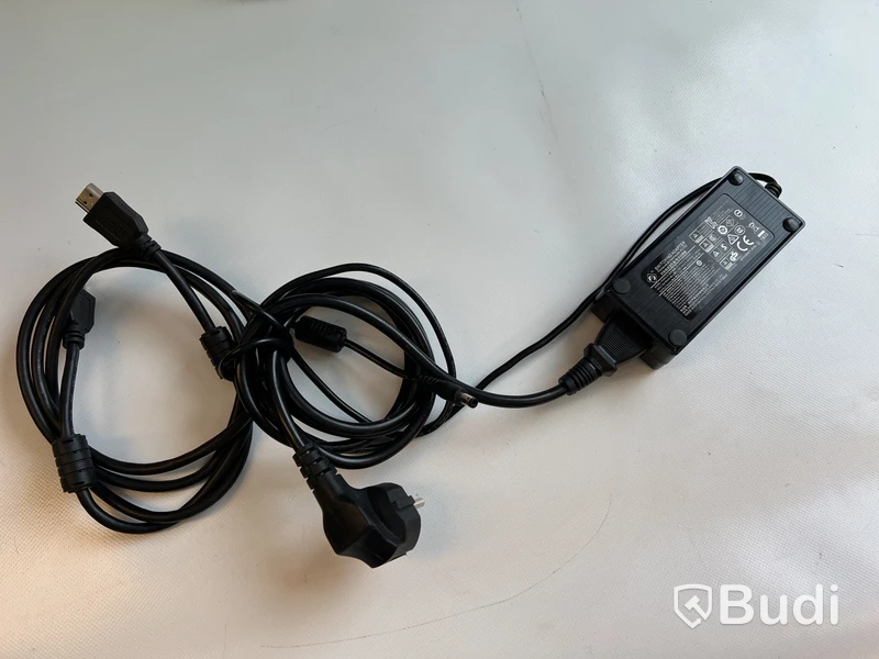 Datorskärm Voxicon D32QO inkl. strömkabel. OBS! Repad skärm.