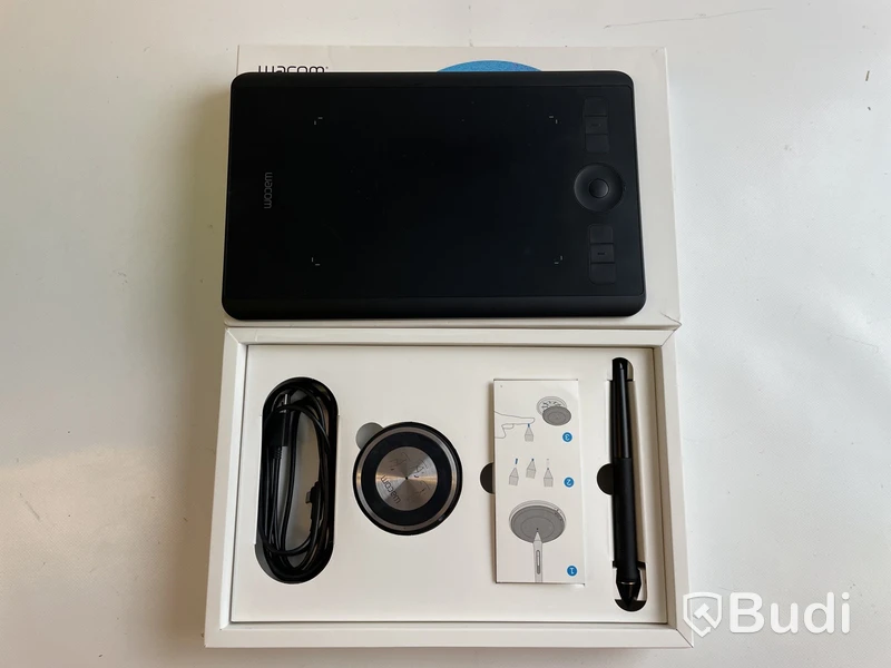 Ritplatta Wacom Intuos Pro med originalförpackning och tillbehör.