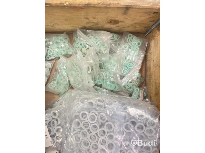 Parti med olika muttrar, kabelförskruvning och fiberpackning, olika modeller. Ord. pris inkl. moms: ca 10.000 kr