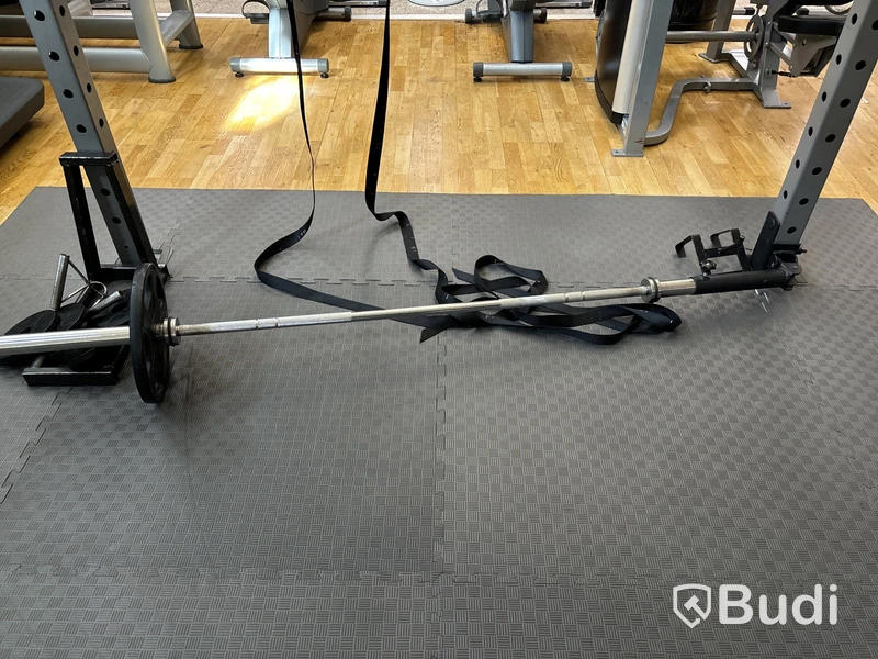Crossfit-rigg med golvmatta.