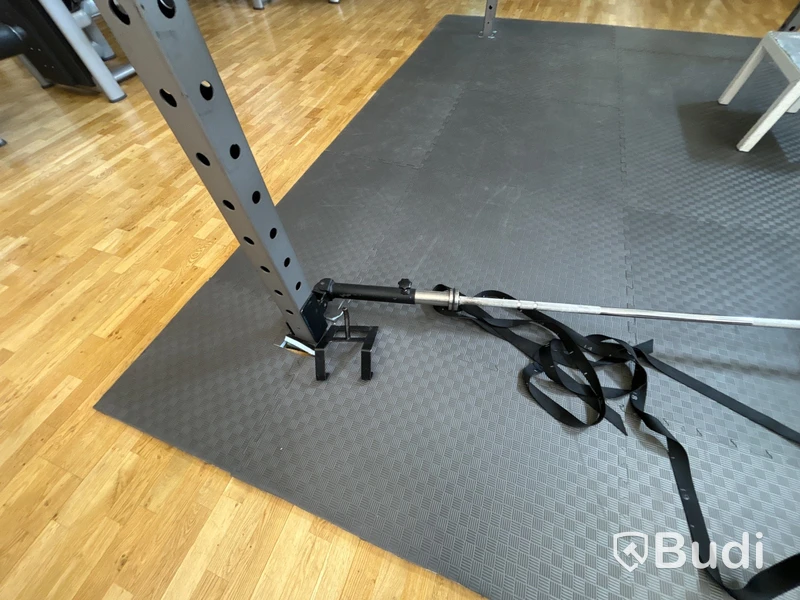 Crossfit-rigg med golvmatta.
