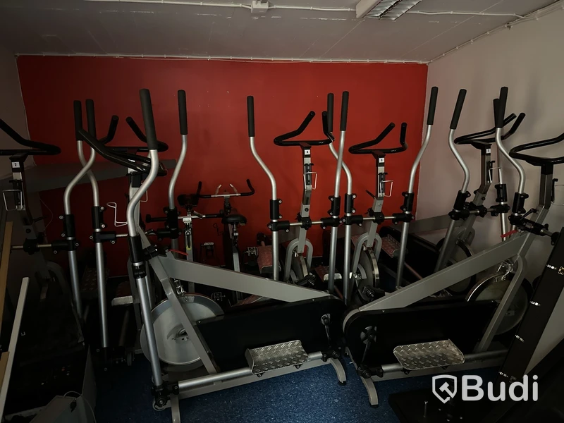 8 stycken crosstrainers plus 3 stycken reparationsobjekt.