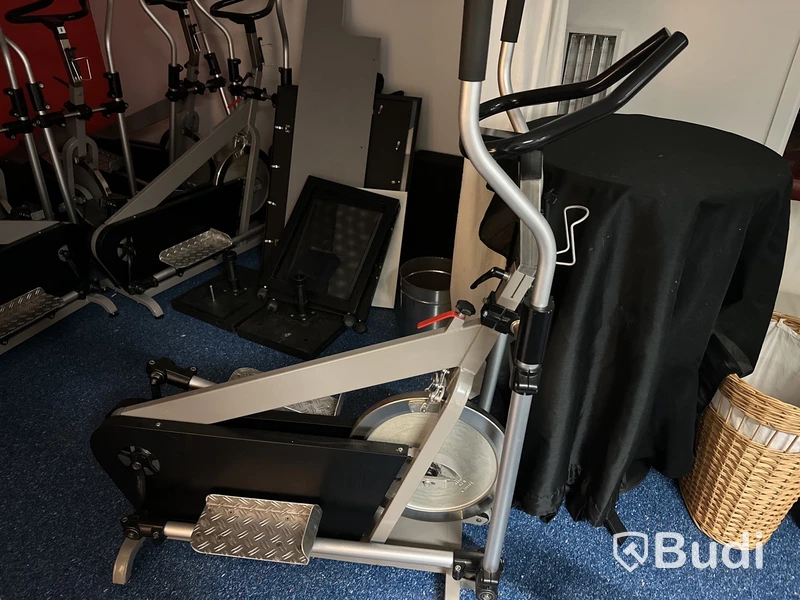 8 stycken crosstrainers plus 3 stycken reparationsobjekt.