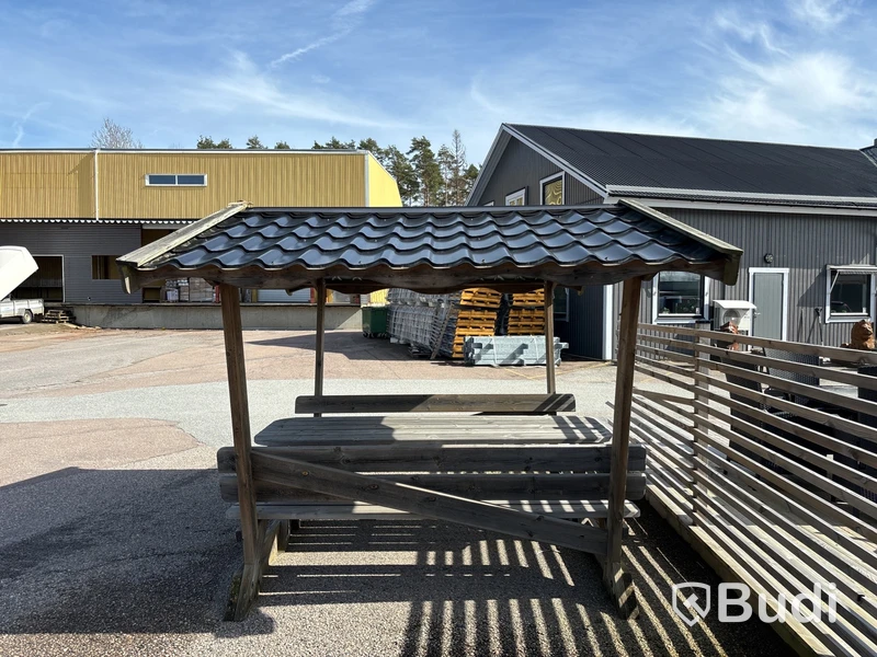 Parkbänk med skärmtak
