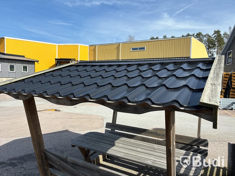Parkbänk med skärmtak