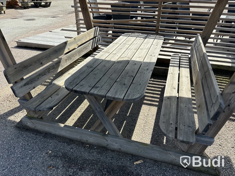Parkbänk med skärmtak