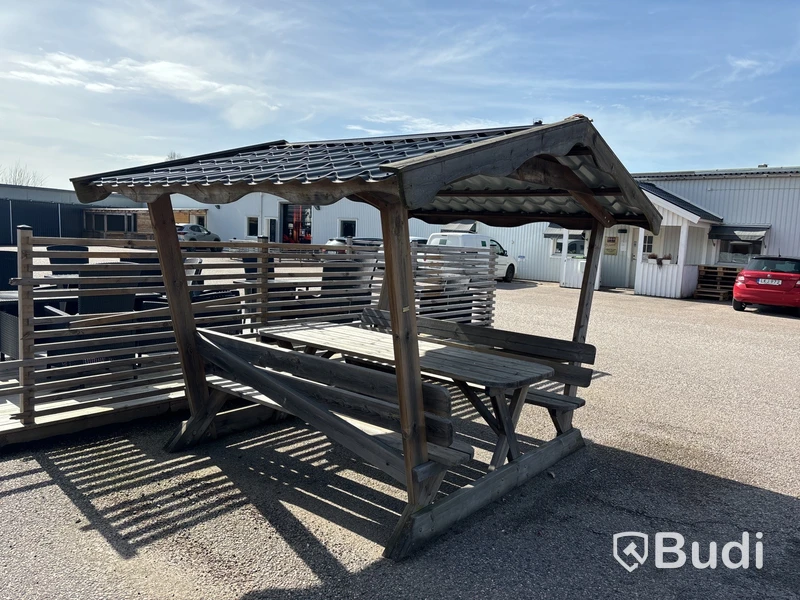 Parkbänk med skärmtak