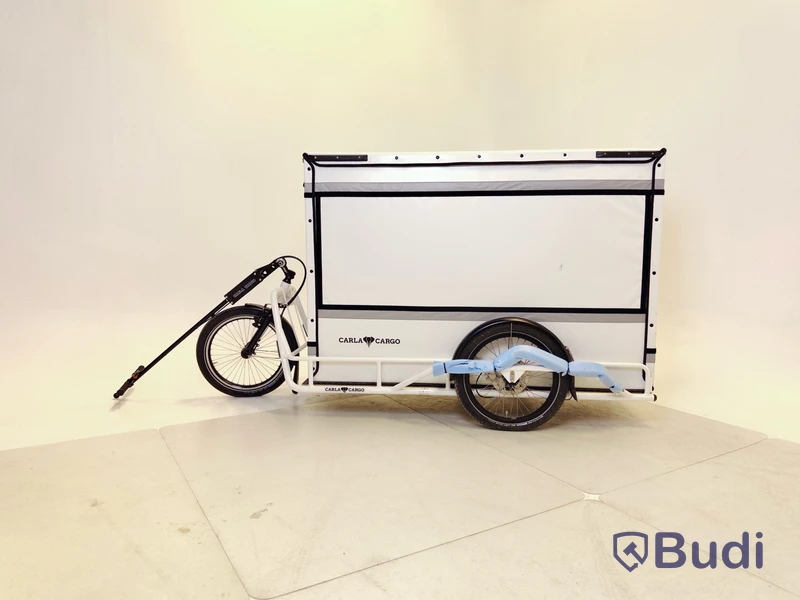 Cykelsläp Carla Cargo Cake, vit, samt packbox Bagpro.