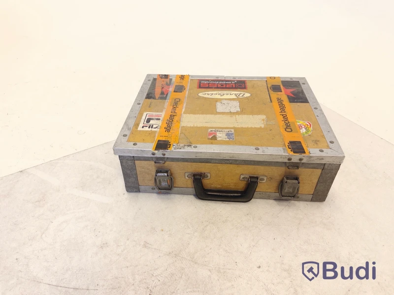 Gitarrpedal Boss Me-5 och diverse telekablar