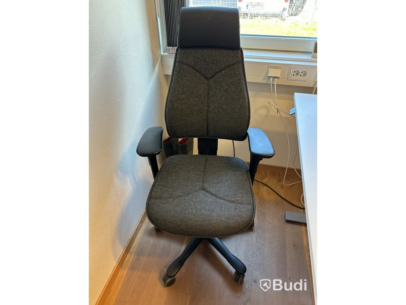 Kontorsplats med 34” curved monitor