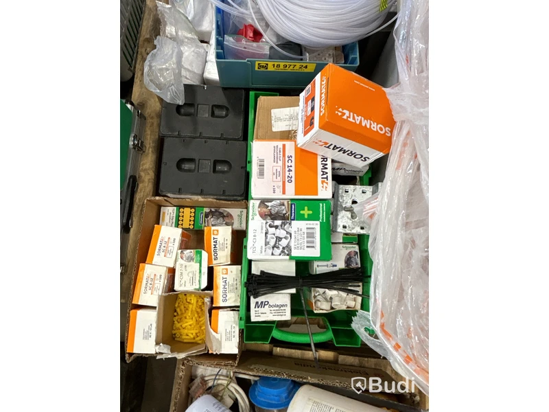 Parti med installationsmaterial från servicebilar - 7 pallar