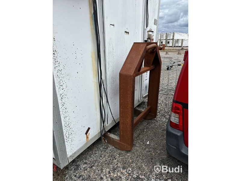 Kylskåp på lastväxlarram med innehåll