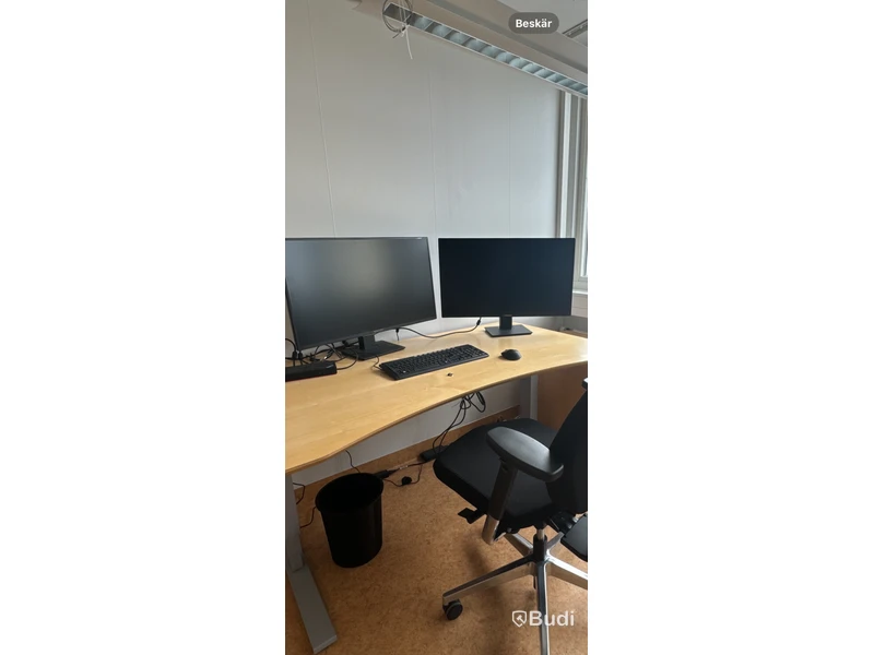 2 St Dataskärmar VOXICON samt runt bord med stolar