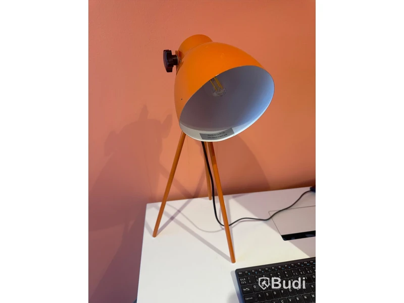 Höj och sänkbart skrivbord, skärm, bordslampa samt kontorsstol