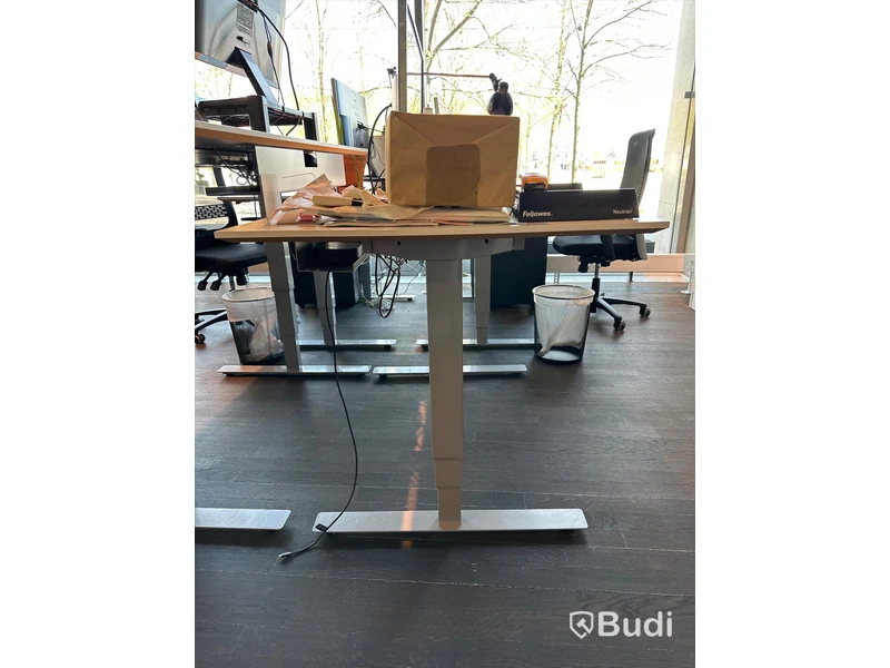 Höj och sänkbart skrivbord, bordslampa samt skärm