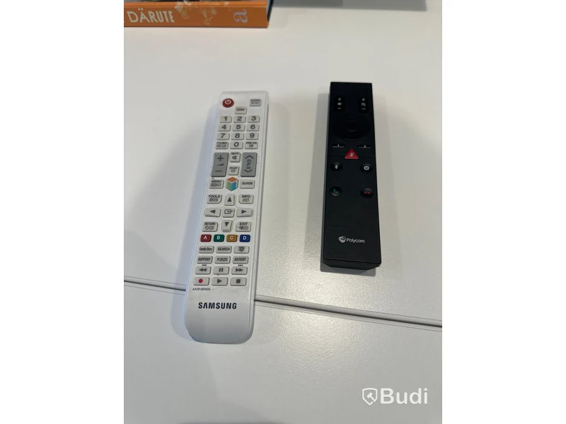 Tv samt konferenskamera - Samsung och poly