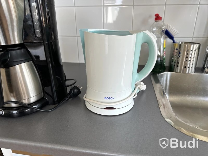 Parti med diverse köksutrustning, porslin, kaffebryggare och vattenkokare