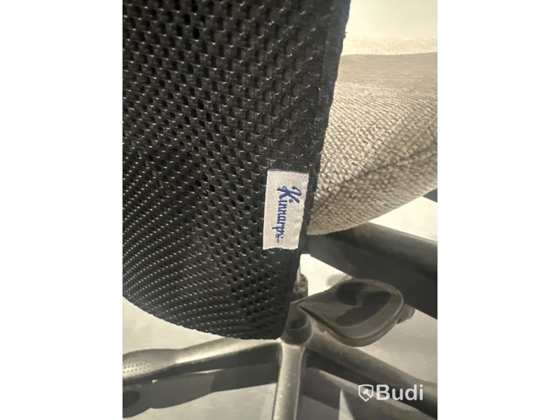 Akustikpanel, höj- och sänkbart skrivbord, kontorsstol, skärm, skåp samt 2 st. stolar