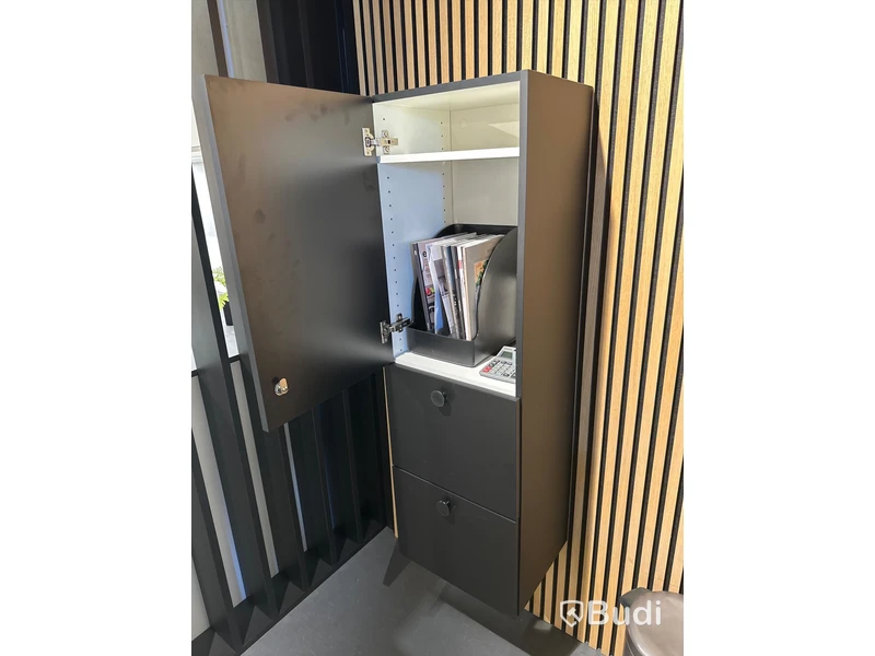 Akustikpanel, höj- och sänkbart skrivbord, kontorsstol, skärm, skåp samt 2 st. stolar