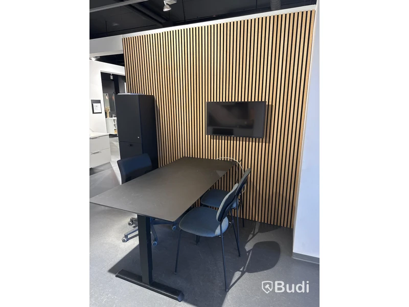 Akustikpanel, höj- och sänkbart skrivbord, kontorsstol, skärm, skåp samt 2 st. stolar