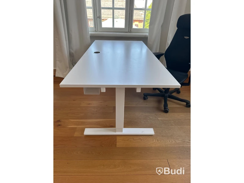 Skrivbord med kontorsstol