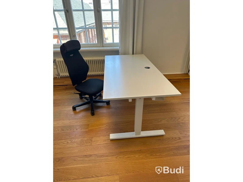 Skrivbord med kontorsstol