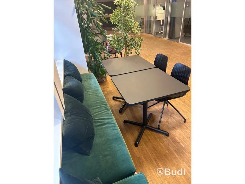 2 st. Cafébord, 2 st. stolar och sittbänk, inkl sittdyna och 3 st. kuddar