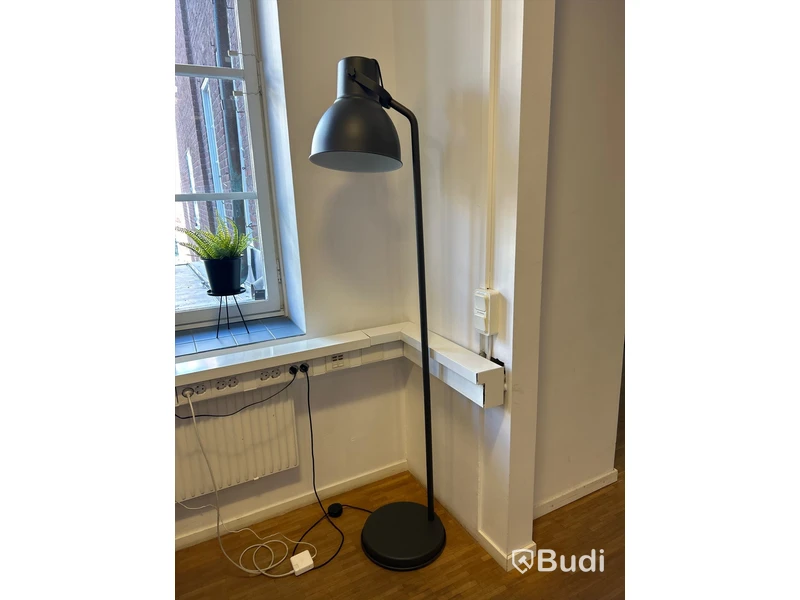 Svart golvlampa