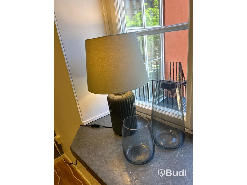 Bordslampa och 2 st. glasvaser