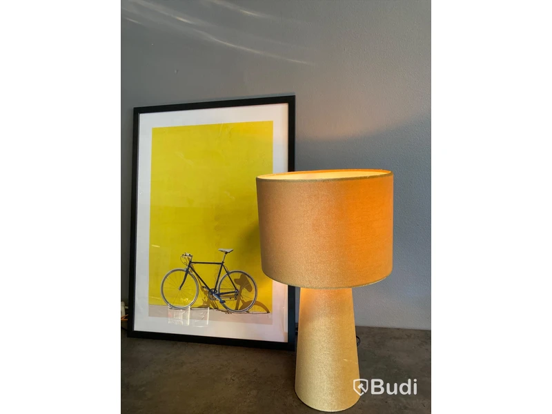Gul sammetslampa och cykeltavla