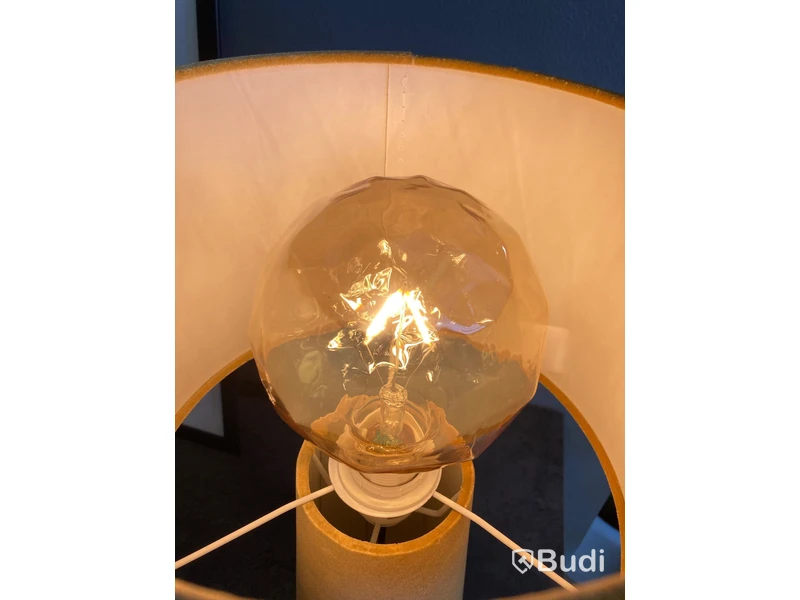 Gul sammetslampa och cykeltavla