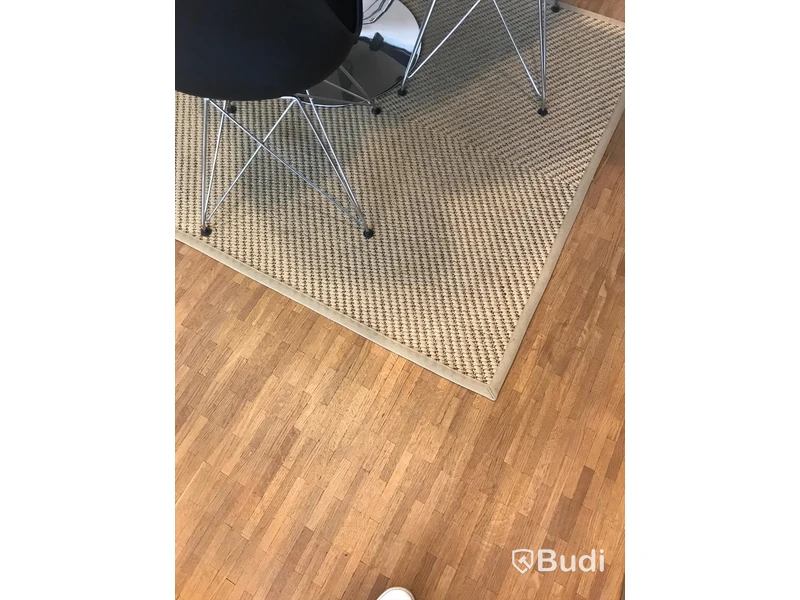 Runt konferensbord, 4 st. stolar samt matta