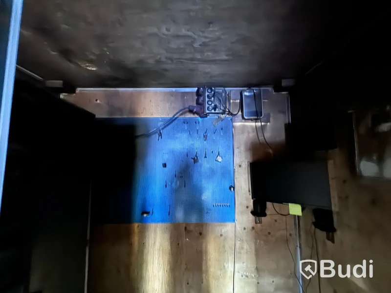Container 20 fot, isolerad. Brandskadad invändigt