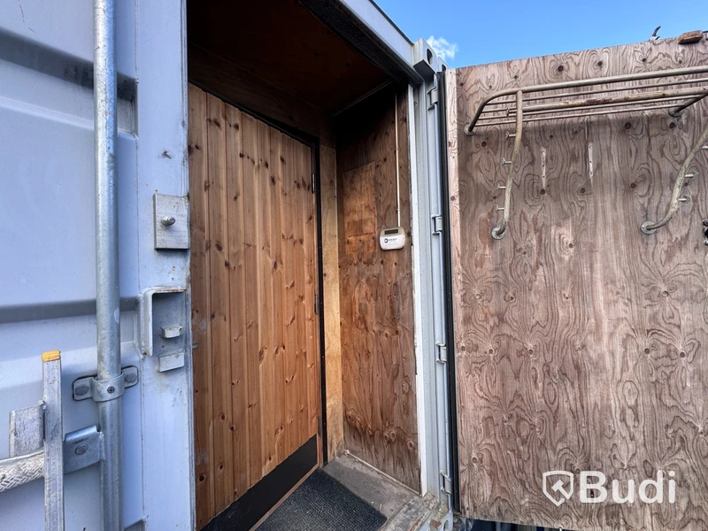 Container 20 fot, isolerad. Brandskadad invändigt