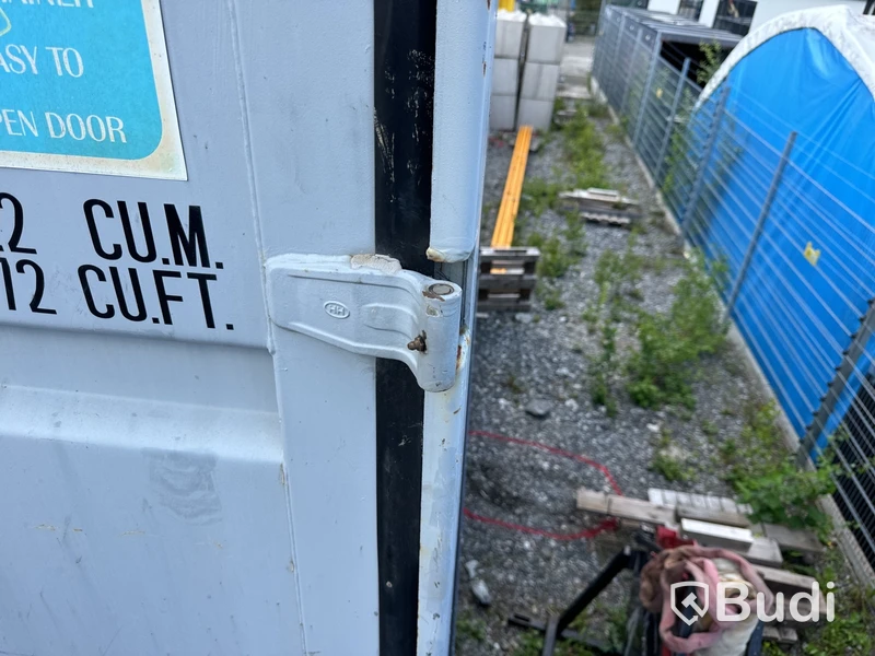 Container, 20 fot, låst, splintar borttagna, isolerad
