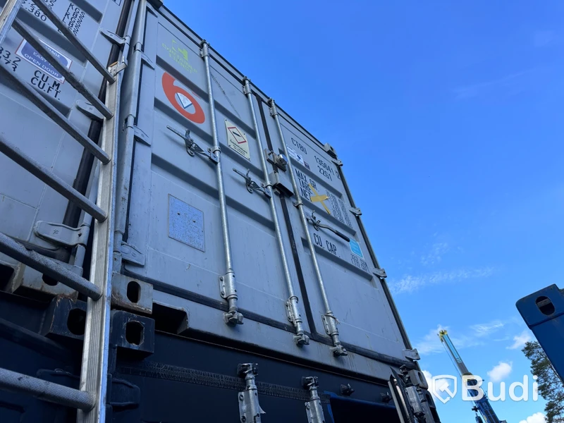 Container, 20 fot, låst, splintar borttagna, isolerad