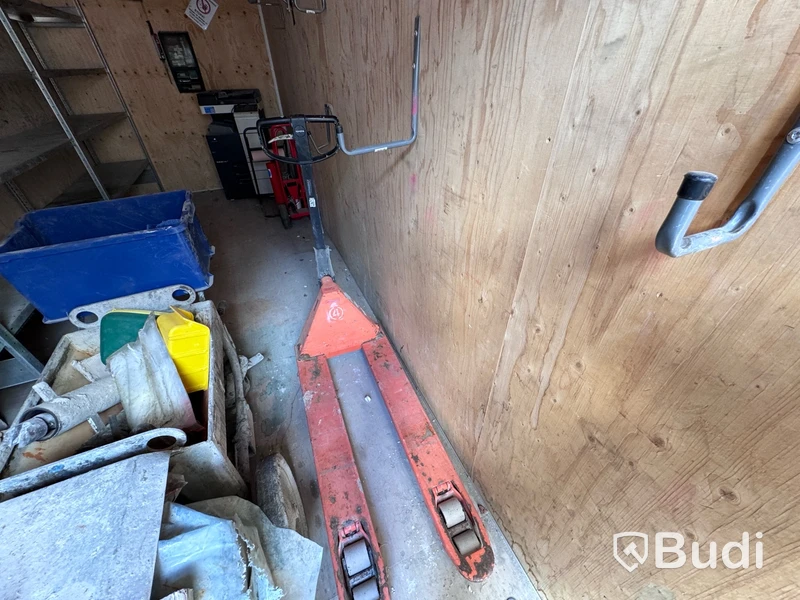 Container 20 fot, isolerad med innehåll (OBS ej putsspruta och kopiator som säljes separat