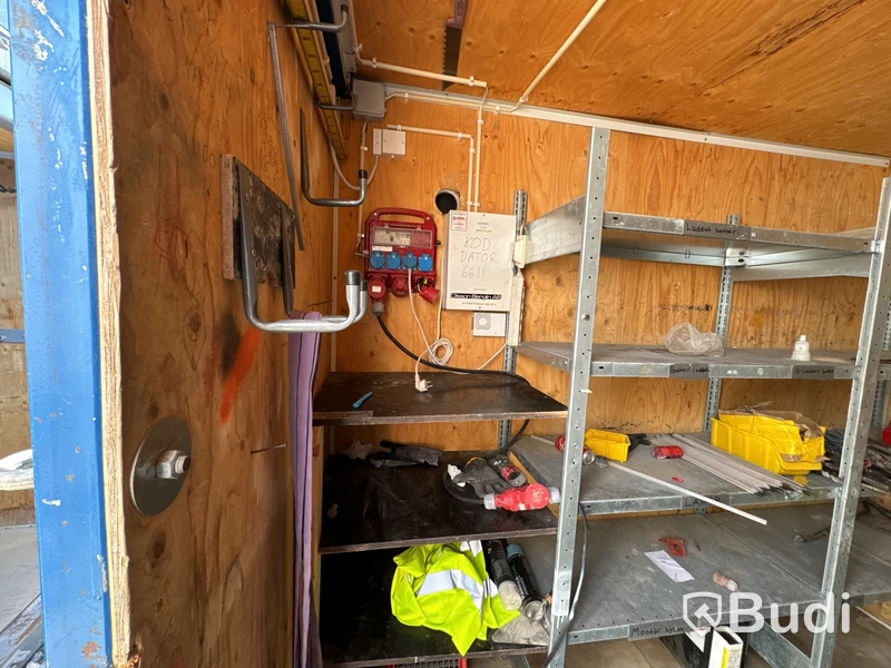 Container 10 fot, isolerad, med innehåll, inredning