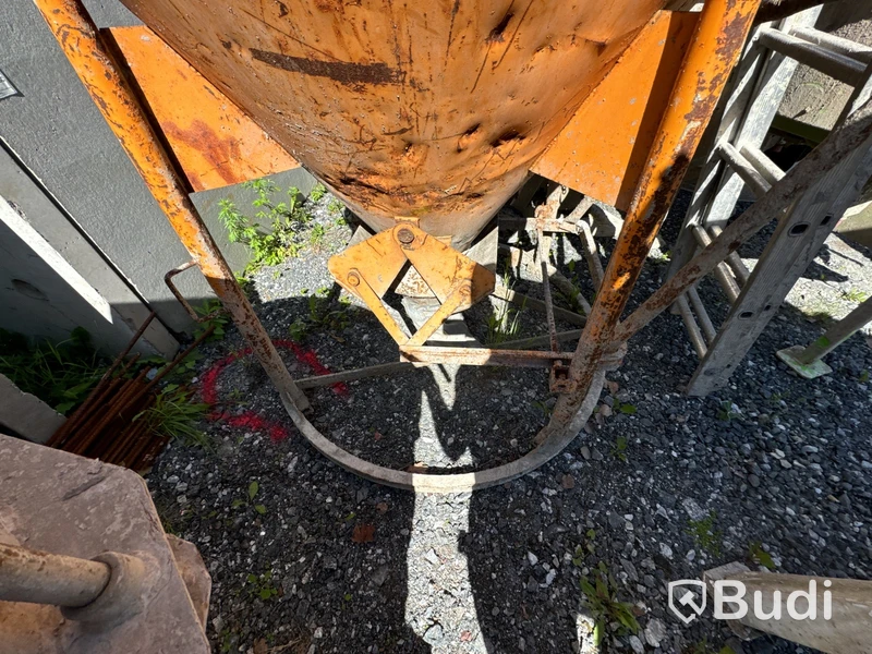 Betongbasker okänd fabrikat