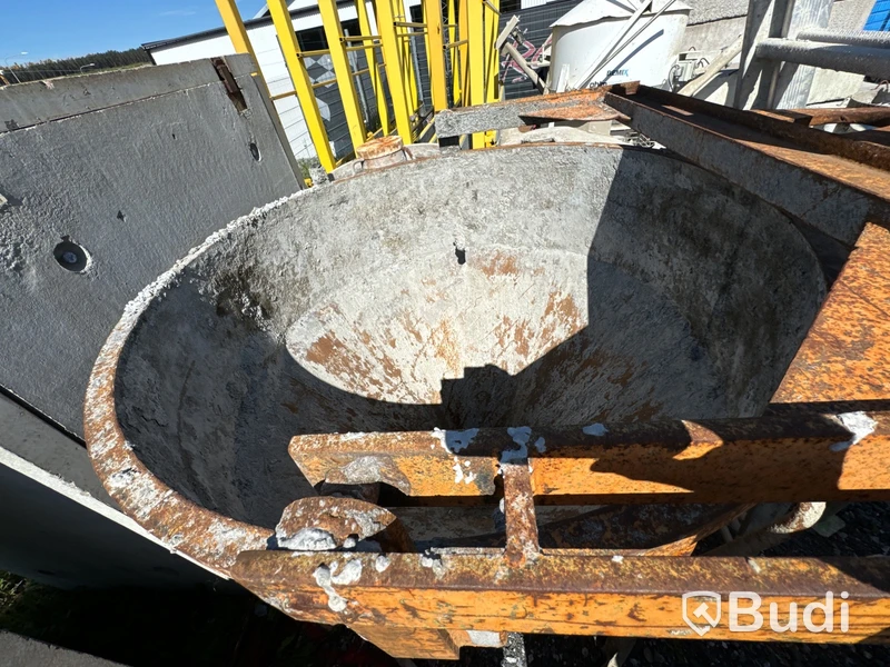 Betongbasker okänd fabrikat