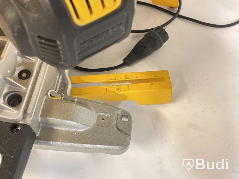 Kap- och gersåg DeWalt DWS774-QS, inkl. monteringsbyglar DE7023